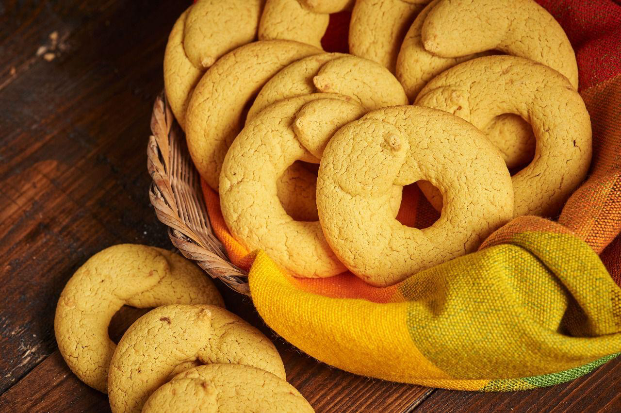 Canasta con rosquillas hondureñas recién horneadas
